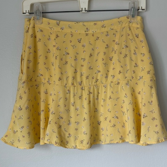 Hollister Yellow Floral Mini Skort - Picture 2 of 4